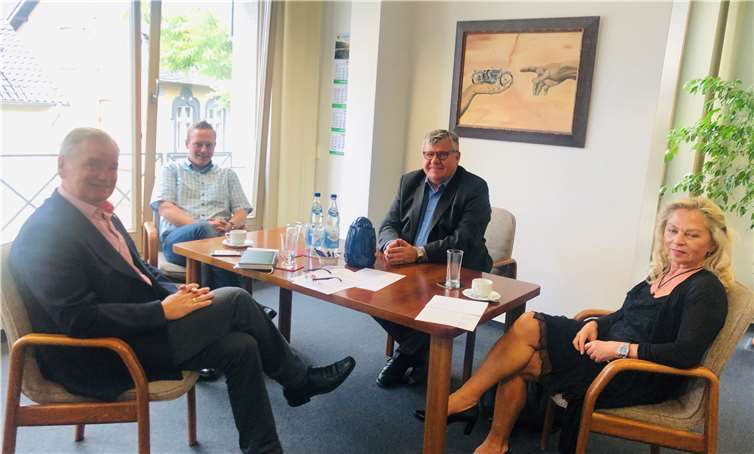 (v.l.n.r.): Bürgermeister Carsten Fehr und Christoph Heck von der Verbandsgemeinde Unkel beraten mit dem ersten Kreisbeigeordneten Michael Mahlert und der Leiterin der Abteilung „Bauen und Umwelt“ Helga Zoltowski die Möglichkeiten der interkommunalen Zusammenarbeit im Bereich des Öffentlichen Personennahverkehr für die Verbandsgemeinde Unkel.Foto: Kreisverwaltung