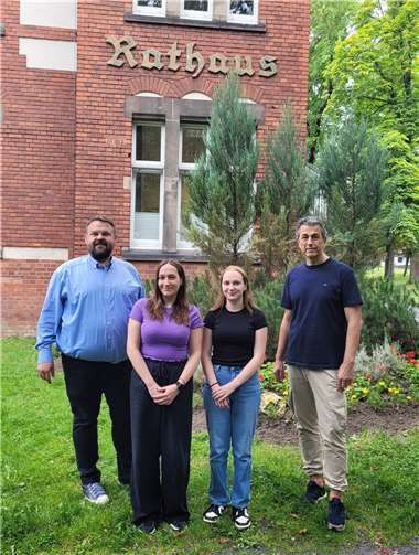 (v.l.n.r.): Bürgermeister Christoph Mohr, Alina Wiest, Joline Gentsch, Büroleiter Thomas Gutfrucht.  Foto: Stadt Bendorf