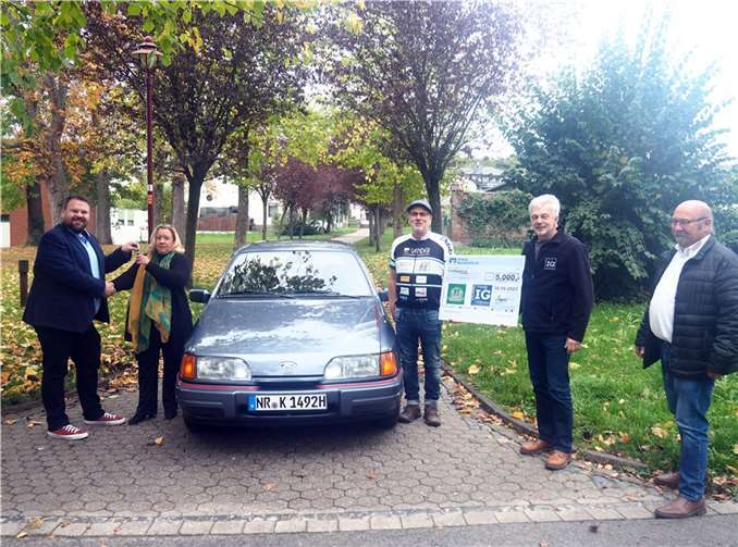 (v.l.n.r.): Bürgermeister Christoph Mohr, Gewinnerin Thea Schmengler, Bernd Winnen, Kümmerer Vor-Tour der Hoffnung, Alex Stenzel und Alfred Schaefer 1. und 2. Vorsitzender IG Young-Oldtimer-Neuwied e.V. bei der Übergabe des Ford Sierra. Foto: T. Artzdorf/Stadt Bendorf
