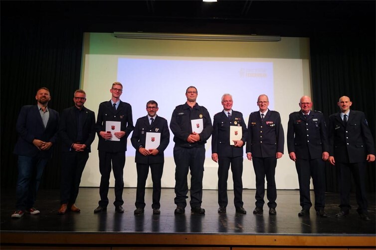 (v.l.n.r.): Bürgermeister Christoph Mohr, Landrat Marko Boos, Lars Janßen, Jens Weber, Axel Weis, Volker Kochanek, Rainer Nell, Wehrleitung Markus Janßen und Marcel Holler.