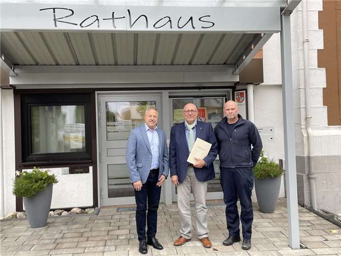 v.l.n.r.: Bürgermeister Hans-Werner Breithausen, Seniorensicherheitsberater Joachim Noll, kommunaler Ansprechpartner der Verwaltung Viktor Klassen.  Foto: VG-Rdf.-Wbb.