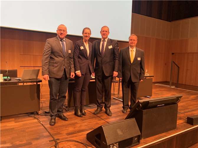 (vlnr) Bürgermeister Johannes Bell, die stellvertretende Geschäftsführerin des KAV RP Anika Engel, Präsident Frank Frühauf und Geschäftsführer Dr. Markus Sprenger.