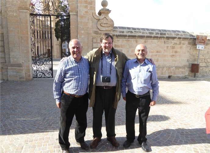 v.l.n.r. Bürgermeister John Buttigieg, Mellieha, Bürgermeister a.D. Bernd Schiffarth, Adenau, Joe Debono, Maria Bambina Chor und Orchester.privat