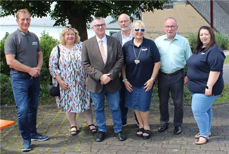 (v.l.n.r.) Bürgermeister Maximilian Mumm, Claudia Blotzki KSK Mayen, Landrat Dr. Alexander Saftig, Udo Link RaiBa Welling, Jubilarin Brigitte Dreiser, Ortsbürgermeister Peter Schmitt und stellvertretende KiTa-Leiterin Regina Walter.  Foto: privat