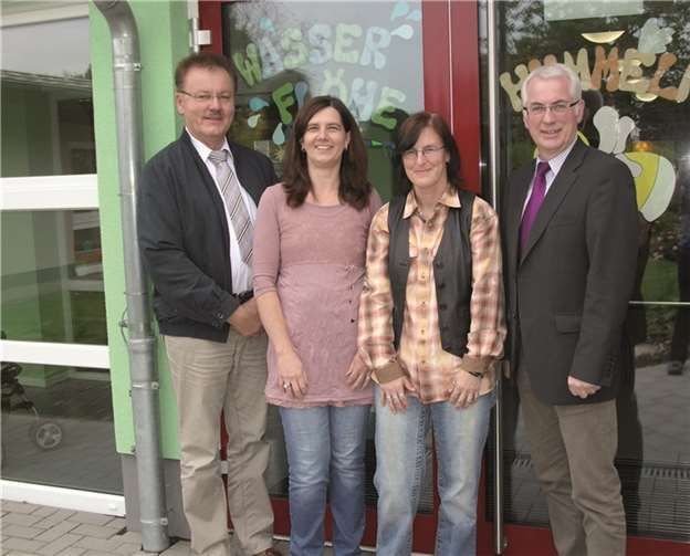 (v.l.n.r.) Bürgermeister Volker Mendel, Erzieherin Gabriela Hachenberg, Kindergartenleiterin Birgit Dreser, Büroleiter Wolfgang Müller (nicht im Bild: Cordelia Schröder).Privat