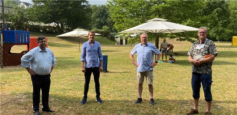 (v.l.n.r.) Bürgermeister Wolfgang Lambertz, Maximilian Bugdahn (Inh. Apollo Bertriebe Cochem), Bernd Schuwerack (Geschäftsführer der Freizeitzentrum Cochem Betriebs-GmbH), Robert Hahm (Veranstaltungstechniker). Foto: VG Cochem