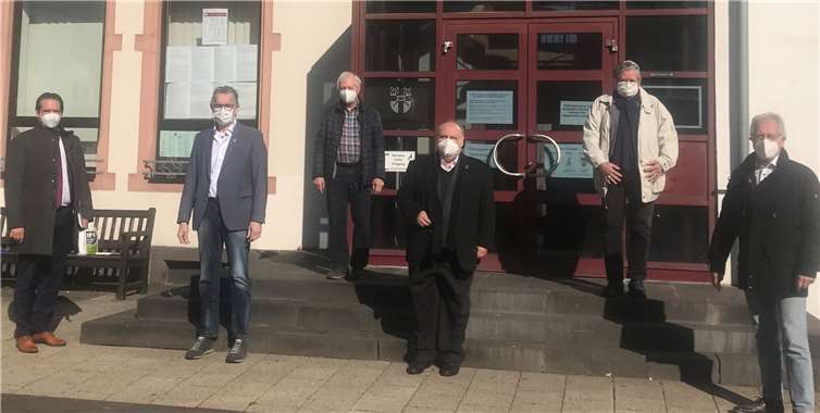 Erinnerungskultur stärken v.l.n.r. Bürgermeister der Verbandsgemeinde Thomas Prybylla, Stadtbürgermeister Gerd Harner, Franz-Josef Baulig, Antisemitismusbeauftragter Dieter Burkhard, Dr. Simonis von der jüdischen Kultusgemeinde Koblenz, Landtagsabgeordneter Josef Dötsch.Foto: privat