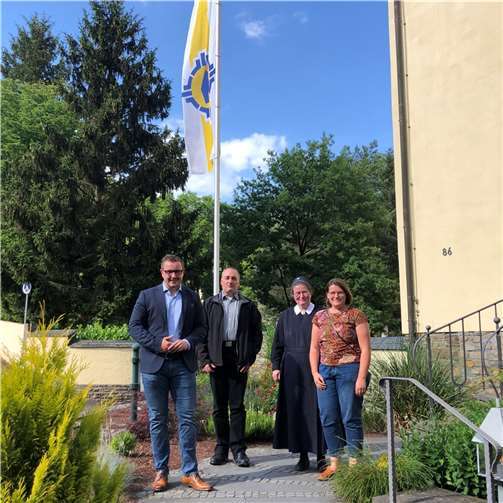 (v.l.n.r.) Bürgermeisterkandidat Dominik Pretz bei seinem Termin in Schönstatt mit Rainer M. Gotter, Schwester Janika und Anna Schwaderlapp.  Foto: privat