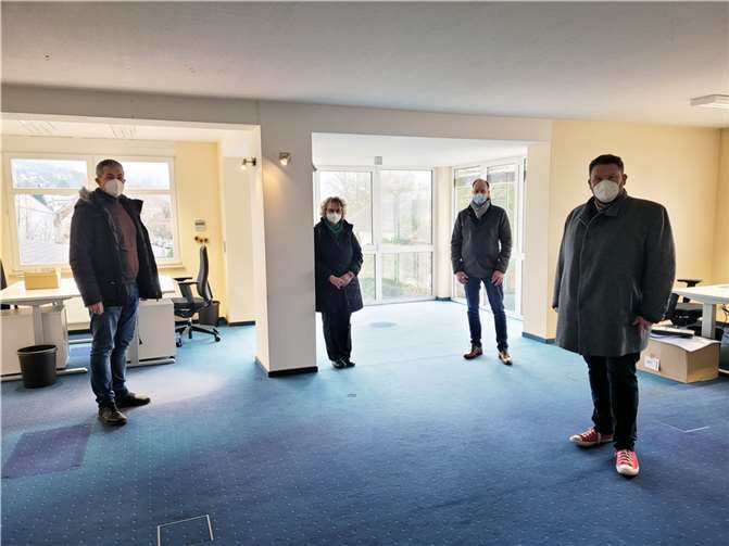 (v.l.n.r.): Büroleiter Thomas Gutfrucht, Gabriele Schmitt, Sachgebietsleiterin Kinder- und Jugendarbeit, Kindertagesstätten, Thomas Bach, Fachbereichsleiter Ordnung und Soziales und Bürgermeister Christoph Mohr besichtigten die Räumlichkeiten des künftigen Kinder- und Jugendkompetenzzentrums. Foto: Stadt Bendorf