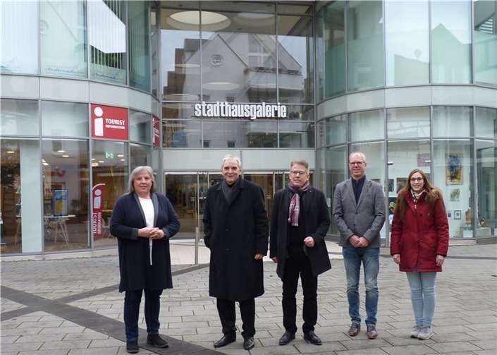 (v.l.n.r.): Büroleiterin Barbara Vogt, Bürgermeister Claus Peitz, Christian Heller (Geschäftsführer von Andernach.net), Frank Keller (Controller) und Stefanie Teixeira (Andernach.net). Foto: FRE