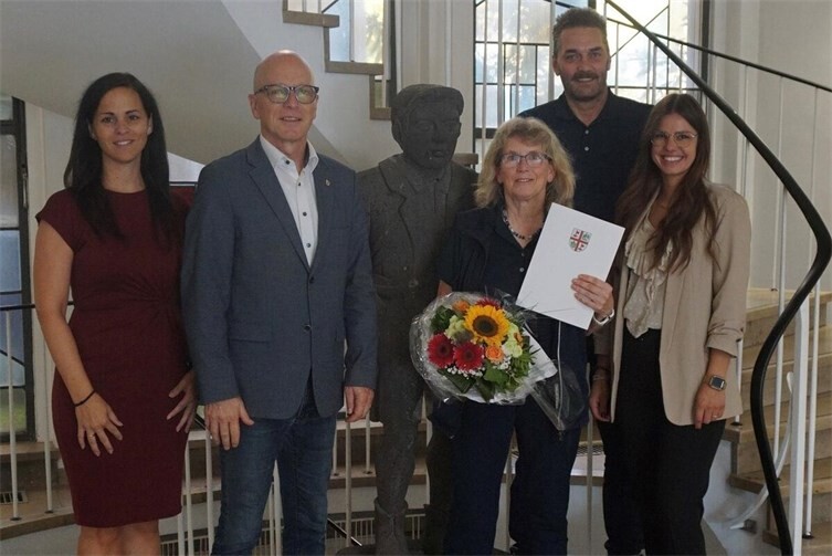 v.l.n.r.: Büroleitung Jasmin Alter, Oberbürgermeister Dirk Meid, Claudia Ott, zweite stellvertretende Personalratsvorsitzende Jörg Daheim, Bereichsleiterin Christina Sabel