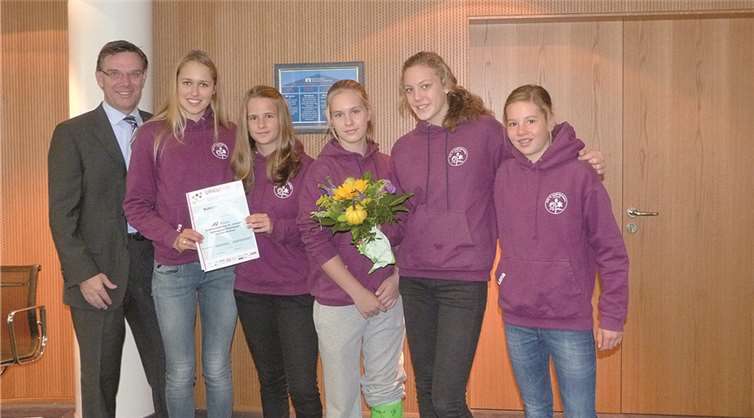 (v.l.n.r.) Burkhard Kraus, Eva Metzen, Carla Cazzonelli, Katrin Landsberg, Anna Fischer-Wichert und Lena Rieder mit der Urkunde vom Bundesfinale in Berlin. privat
