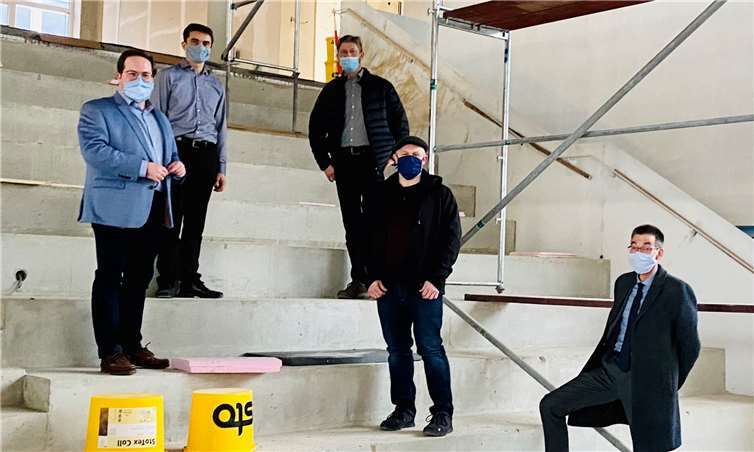 (v.l.n.r.) CDU-Landtagskandidat Pascal Badziong bei der Besichtigung des Schulneubaus zusammen mit Peter Siebert (Vorsitzender des Trägervereins der FCS Neuwied), Alexander Penner (Geschäftsführer des Trägervereins), Oberbürgermeister Jan Einig und CDU-Fraktionsvorsitzender Martin Hahn. Foto: privat