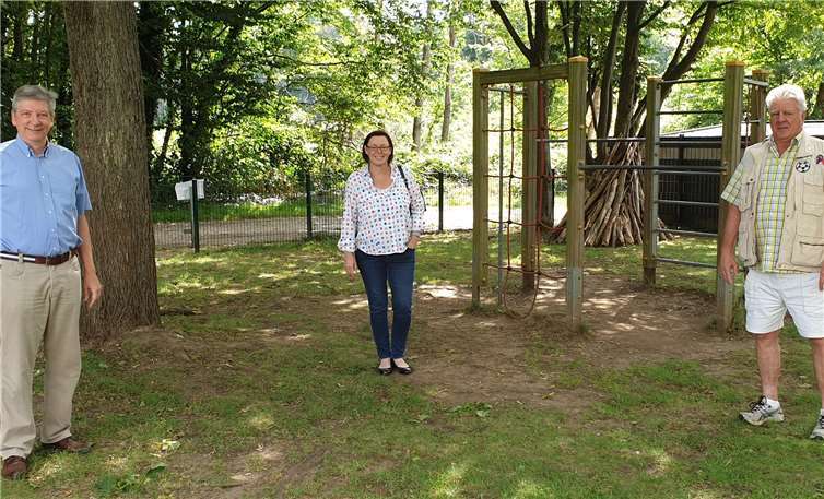 v.l.n.r.: CDU-Ratskandidaten Stefan Lütke, Tanja Pleßer, Friedrich Hansenengagieren sich für den Spielplatz am Wiedring.Foto: S.Lütke