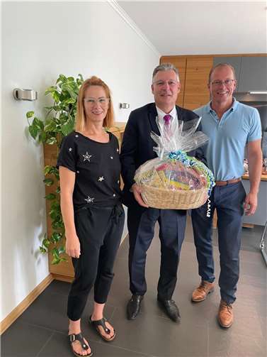 v.l.n.r.: Caroline Hamann, Gleichstellungsbeauftragte der Verbandsgemeinde Mendig, Jörg Schwammkrug„ Geschäftsführer C’est Madame“ Bad Neuenahr und Jörg Lempertz, Bürgermeister der Verbandsgemeinde Mendig bei der Danksagung und Überreichung eines Geschenkkorbes für die Helfer.
