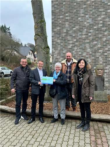 v.l.n.r. Christian Rotach-Wagner, Team- und Standortleiter der DB Regio Bus Mitte GmbH, StD Richard Brauns, Regionaler Fachberater für die Mobilitätsbildung und Verkehrserziehung im Schulaufsichtsbezirk Koblenz, Ute Reif, Referentin der Unfallkasse Rheinland-Pfalz, OStR David Frenzel, Lehrer und Busfahrer, OStD‘ Christa Killmaier-Heimermann, Schulleiterin.  Foto: privat