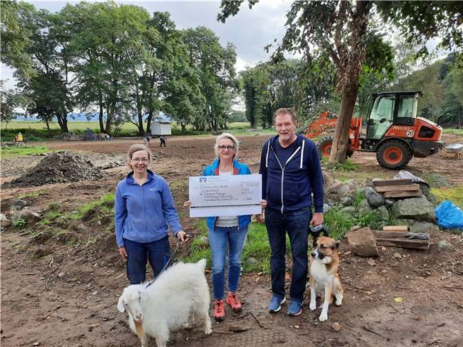 (v.l.n.r.) Christina Bliss, Ziege Schlappi Schlappohr, Irene Krah, Claus Krah und Hund Bumble vor allem bei den Spendern die dies erst ermöglicht haben. Foto: privat