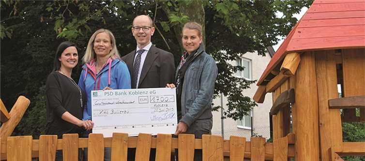 (v.l.n.r.) Christina Fergen, Leiterin der KITA Bullerbü, Dr. Sabine Bauer, erste Vorsitzende des Freundeskreises der KITA Bullerbü, Bernd Schittler, Vorstand der PSD Bank Koblenz eG, Ulrike Hausen, zweite Vorsitzende des Freundeskreises der KITA Bullerbü. privat