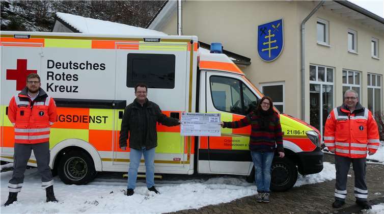 vlnr DRK-Helfer Carsten Ehlert, der sich um die Fahrzeuge des OV kümmert, Ortsbürgermeister Cristoph Stenz, die Vertreterin des Gymnastikvereins Brenk, Astrid Densing und DRK-Ortsvereinsvorsitzender Klaus Schneider mit dem neuen Fahrzeug vor der Gemeindehalle in Brenk. Foto: privat