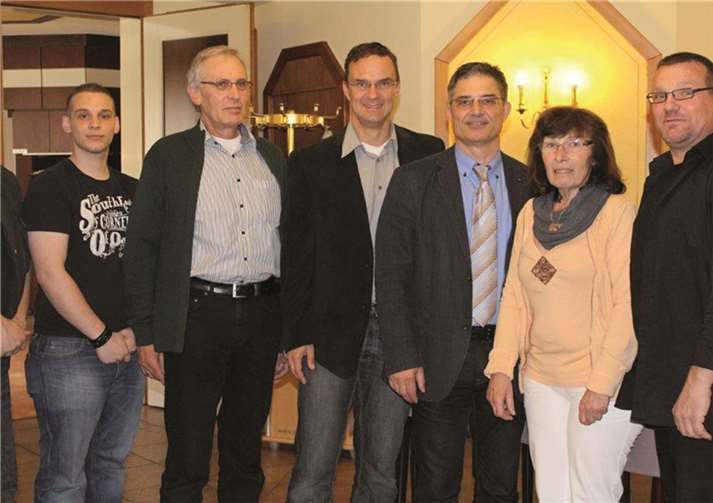 (v.l.n.r.) DRK Ortsverein-Vorstand: David Schmiegel (Jugendwart), Walter Müller (Kassierer), Dr. Stefan Göbbels (Bereitschaftsarzt), Wilhelm Anheier (Vorsitzender), Marlene Kohlbecher-Diele (Schriftführerin), Ronald Schmiegel (2. Vorsitzender + Leiter der Bereitschaft); es fehlen: Nicole Grady (Sozialdienst) und Thomas Maus (Bereitschaft).privat