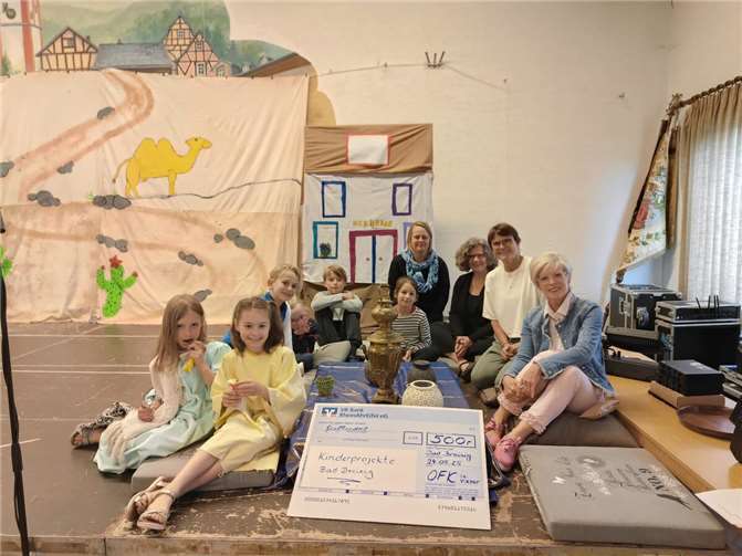 (v.l.n.r.) Darstellende Kinder des Musicals, Claudia Schygulla (OFK), Andrea Ernst (Musikalische Leitung Musical), Josefine Bonn (Gemeindereferentin), Marion Götte (OFK).  Foto: Claudia Schygulla