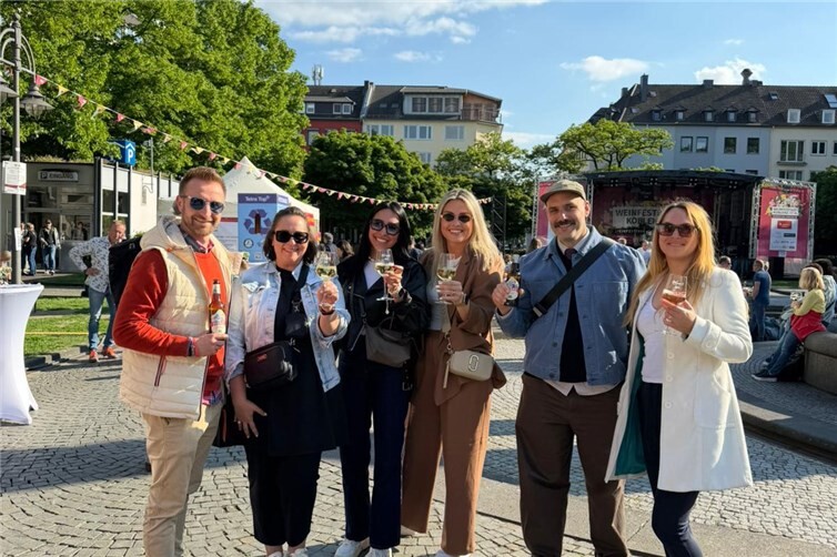 v.l.n.r. David Gerdewischke (VULKAN), Petra Schumacher (KO-Touristik), Tabassom Torakai (VULKAN), Sabrina Hattel (VULKAN), Jan Moryson (KO Touristik), Yvonne Vilela (VULKAN) bei der Festivaleröffnung