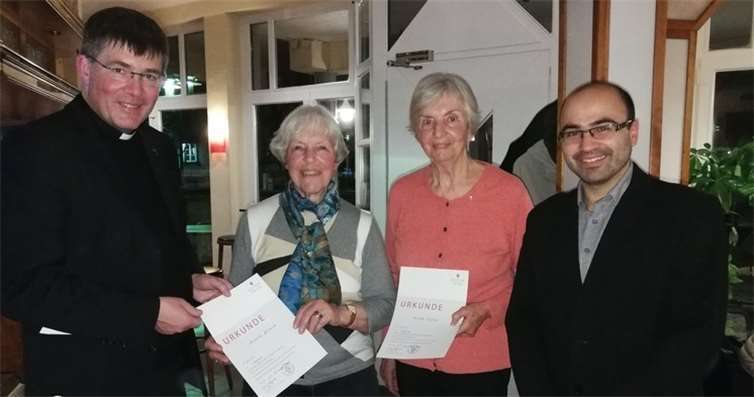 (v.l.n.r.): Dechant Achim Thieser, Hannelore Neumann, Roswitha Poeplau und Chorleiter Teófanes González. privat