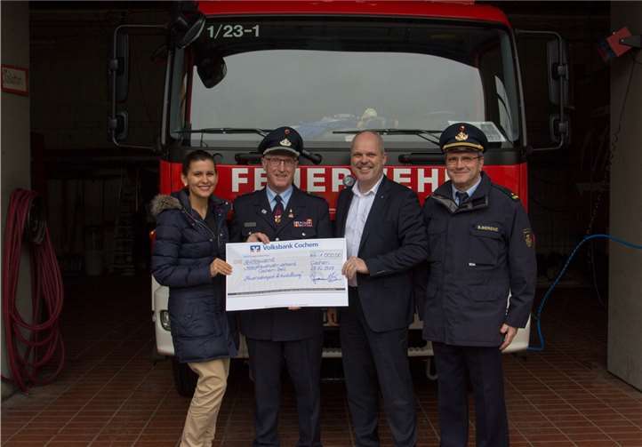 v.l.n.r. Denise Plein, Volksbank Cochem, Karl Heinz Beuren, Vorsitzender Kreisfeuerwehrverband, Gerhard Knauf, Volksbank Cochem, Berthold Berenz, Kreisfeuerwehrinspekteur Cochem-Zell