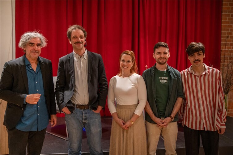 v.l.n.r.: Deniz Yücel (Sprecher PEN Berlin), Nils Kumkar (Soziologe), Celina de Cuveland (Journalistin Rhein-Zeitung), Nick Falkner (Gründer und ehrenamtlicher Gf., Stiftung Ahrtal), Aron Boks (PEN Berlin)