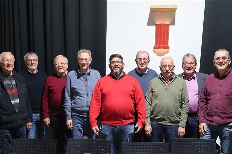 Wechsel zur Halbzeit beim Linzer MGV (v.l.n.r.) Der 1. Vorsitzende Norbert Klein mit den „Neuen“ im MGV-Ehrenamt: Gerd Brosowski (Kassenprüfer), Dr. Andreas Paffhausen (Pressewart), Dirk Brüninghaus (Kassenprüfer), Markus Blum-Biermann u. Heinz Hausen (Notenwarte), Heinz Bündgen u. Josef Bockshecker (Beisitzer), Ralph Müller (Kassenprüfer). Foto: MGV