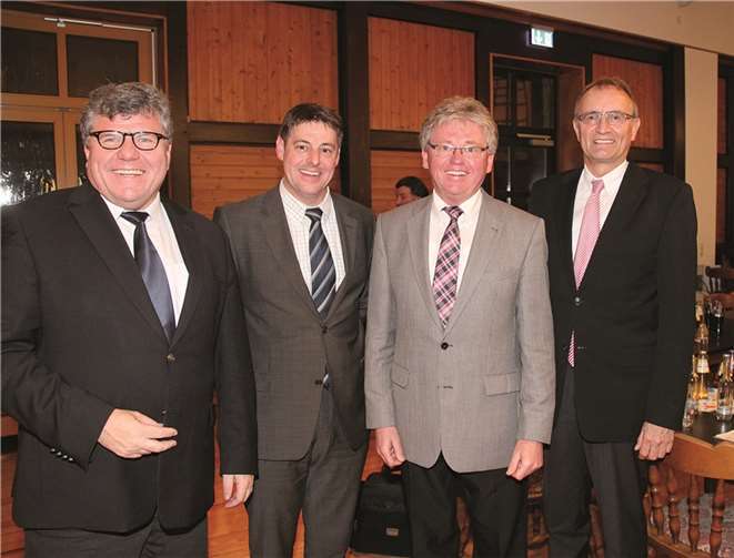 (v.l.n.r.): Der Vorsitzende des Gemeinde - und Städtebundes Michael Mahlert, Referent Dr. Thomas Rätz, der stellvertretende Vorsitzende des Gemeinde-und Städtebundes Werner Grüber sowie Landrat Rainer Kaul.STUHA