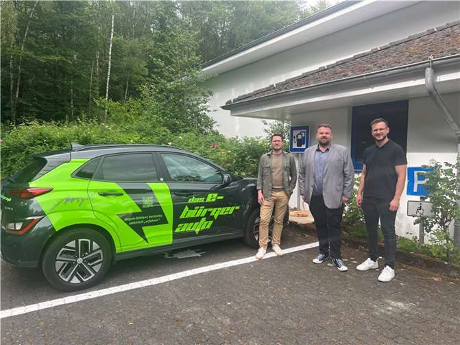 (v.l.n.r.): Der neue Kümmerer Heiko Michels, Bürgermeister Christoph Mohr und Alexander Smirnow am neuen Standort des E-Bürgerautos an der Dieter-Trennheuser-Halle in Stromberg.  Foto: Stadt Bendorf