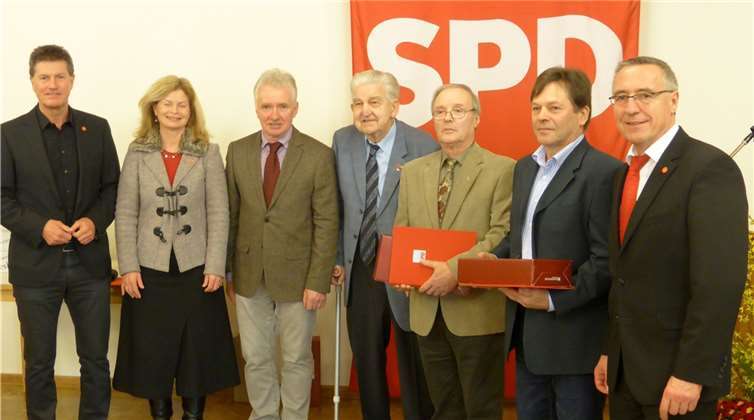 v.l.n.r. Detlev Pilger MdB, Landtagskandidatin Martina Luig-Kaspari, Bernhard Hoffmann, , Guido Rüdell, Rudolf Petry, Heinz Eich und Innen-Staatssekretär Günter Kern.Privat