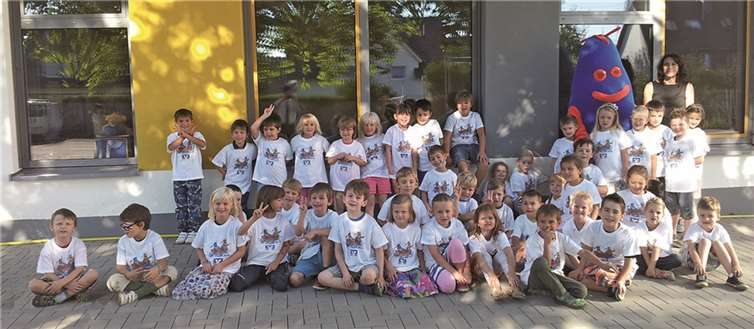(v.l.n.r.) Die Kinder der Grundschule Güls mit „Kobi“, dem Maskottchen der Volksbank Koblenz Mittelrhein, und Birgit Horbert. privat