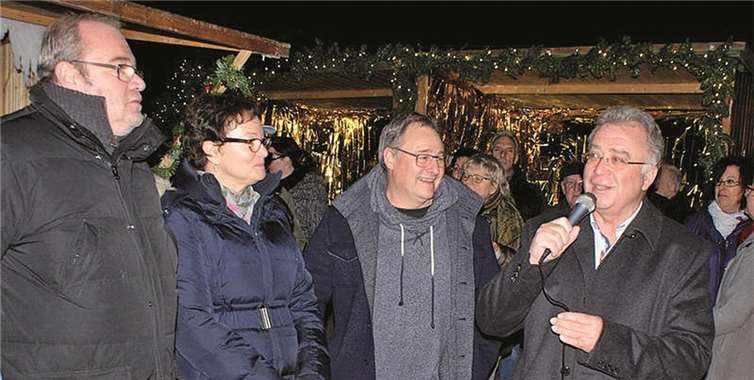 (v.l.n.r.) Die Organisatoren Günther Bach und Christiane Schugt, Ortsvorsteher Michael Bienentreu und Bürgermeister Eckhard Maack. privat