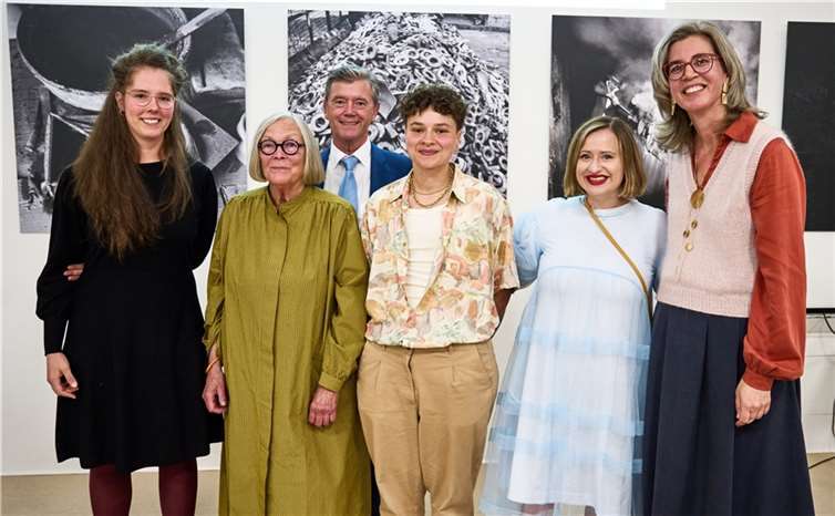 v.l.n.r: Die Preisträgerinnen Nora Arrieta, Bodil Manz, Beate Gatschelhofer und Irina Razumovskaya sowie Nele van Wieringen, Leiterin des Keramikmuseums Westerwald, hinten im Bild: Stadtbürgermeister Wolfgang Letschert. Foto: Helge Articus