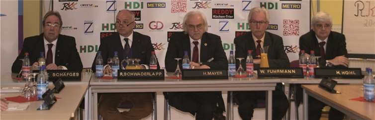 (v.l.n.r.) Die Vorstandsmitglieder der RKK standen für alle Fragen der Presse bereit. Theo Schäfges (Musik- und Geschäftsstellenleiter), Rudolf Schwaderlapp (Justiziar), Präsident Hans Mayer, Willi Fuhrmann (stellvertr. Präsident ) und Helmut Hohl (Pressereferent). - US -