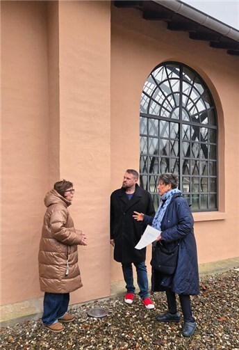 (v.l.n.r.): Die kommissarische Geschäftsführerin der Stiftung Sayner Hütte, Barbara Friedhofen, Bürgermeister Christoph Mohr und Prof. Ingeborg Henzler, Vorsitzende des Freundeskreises Sayner Hütte, bei der Begutachtung der neuen Leuchten.  Foto: privat
