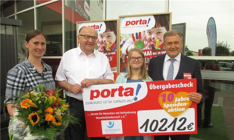 v.l.n.r.: Dipl. Sozialpädagogin Sandra Schunk, Alfons Müller, Vorsitzender Verein für Menschen mit Behinderung Neuwied/Andernach e.V., Maike Walczyk und Porta-Geschäftsleiter Heinz Peters.Porta Möbel