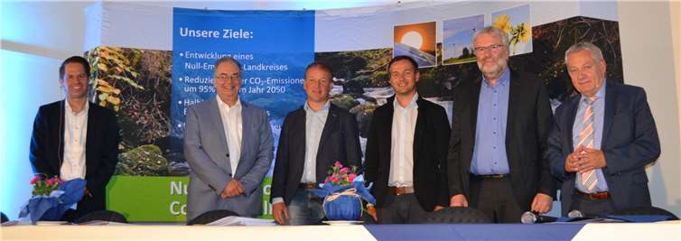 v.l.n.r. Dirk Barbye, Thomas Pensel, Edwin Kesseler, Manuel Klingler, Prof. Ralf Simon, Landrat Manfred Schnur.Fotos: Kreisverwaltung Cochem-Zell