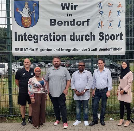 (v.l.n.r.): Dirk Schade, Muzne Omar, Bürgermeister Christoph Mohr, Beiratsvorsitzender Benedikt Aiminowane, Ali Edries und Kaddour El-Houaria.  Foto: Stadt Bendorf