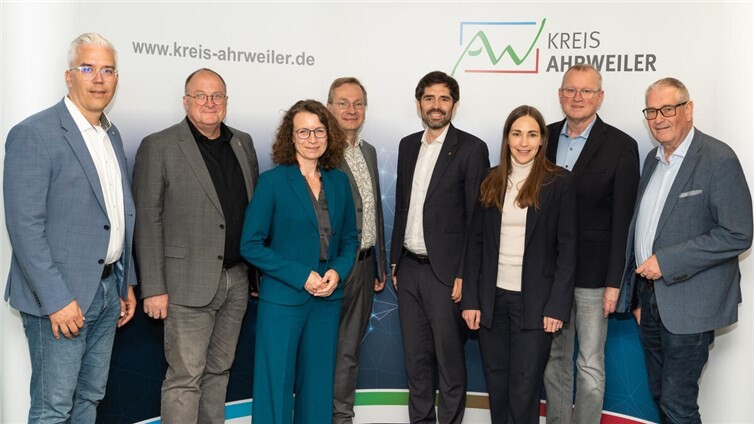 v.l.n.r.: Dominik Gieler (Bürgermeister der VG Altenahr), Guido Nisius (Bürgermeister der VG Adenau), Cornelia Weigand (Landrätin des LK Ahrweiler), Andreas Geron (Bürgermeister der Stadt Sinzig), Sven Teuber (Minister für Kommunen, Bauen, Wohnen und Kultur), Vanessa Fischer (Staatssekretärin im Ministerium für Kommunen, Bauen, Wohnen und Kultur); Achim Juchem (Bürgermeister der Gemeinde Grafschaft), Peter Diewald (Erster Beigeordneter der Stadt Bad Neuenahr-Ahrweiler). Foto: MKBWK / Jonas Birk