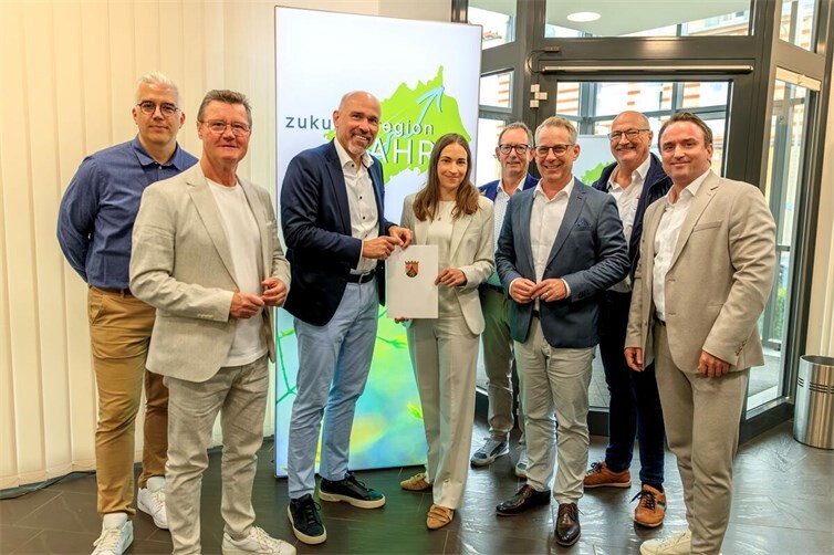 v.l.n.r.: Dominik Gieler, Richard Lindner, Guido Mombauer, Staatssekretärin Vanessa Fischer, Peter Jansen, David Bongart, Jürgen Schwarzmann, Marcel Caspers