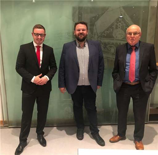 v.l.n.r. Dominik Pretz (Ehrenamtsförderpreisträger 2021), Christoph Mohr (Bürgermeister) und Paul Schmidt (Träger des städtischen Wappentellers 2021). Foto: privat