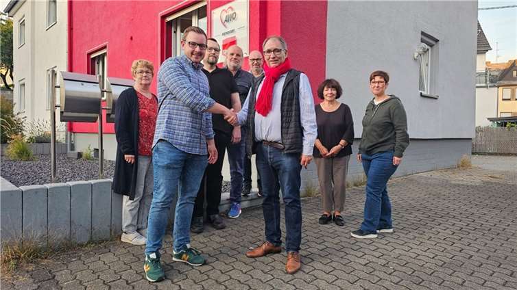 (v.l.n.r.) Dominik Pretz und Manfred Bauer beim Shakehands. Im Hintergrund ist die weitere Fraktion zu sehen (v.l.n.r. Edeltrud Goergen, Michael Kragt, Haakon Herbst, Werner Langhals, Karin Pohlmann und Claudia Seidel).  Foto: SPD Bendorf