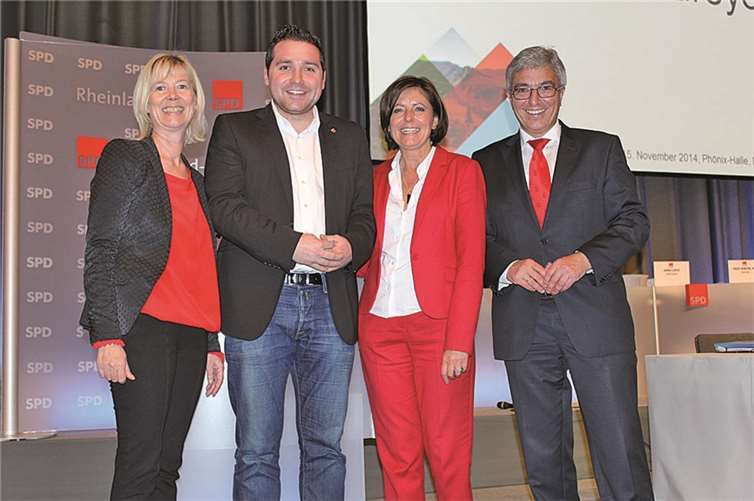 v.l.n.r.: Doris Ahnen, Benedikt Oster, Ministerpräsidentin Malu Dreyer und Parteivorsitzender Roger Lewentz freuen sich über das gute Ergebnis des jungen Abgeordneten bei den Wahlen zum SPD-Parteivorstand. Büro Benedikt Oster