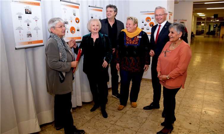 (v.l.n.r.) Doris Eyl-Müller (Gleichstellungsbeauftragte des Landkreises),Brigitte Ursula Scherrer (eine der ersten Frauen im Kreistag und Vorkämpferin für die hauptamtliche Gleichstellungsstelle), Martin Herden (Musiker), Silke Läufer-Hermann (Mitarbeiterin der Pressestelle des Landkreises und verantwortlich für die grafische Umsetzung der Ausstellung), Landrat Achim Hallerbach und Shama Abbas (Musikerin).