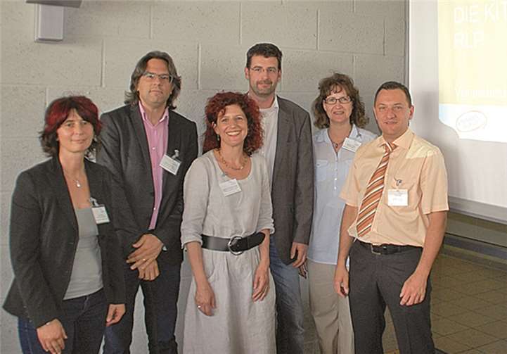 Projekt „Helferinnen und Helfer in Kitas“ zeigt Erfolg v.l.n.r. Doris Hein, Caritas Werkstätten XTERN, Marco Dobrani, Vorsitzender der LAG WfbM RLP e.V., Susanne Skoluda-Feldes, Jugendministerium, Frank Zenzen, Caritas Werkstätten Sinzig, Marion Soelters, Jugendministerium Mainz und Thomas Umsonst, Geschäftsführer der LAG WfbM RLP e.V. Caritas Werkstätten