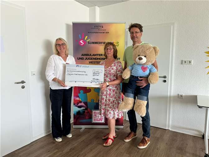 (v.l.n.r.): Doro Meurer, Hilke Olivier-Klaas und Michael Klaas bei der Spendenübergabe Anfang August 2024.