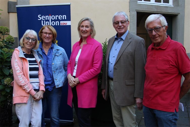 v.l.n.r.: Dr. Angelika Pick, Margarete Keller, Gastgeberin Freifrau von Loë, Dr. Werner Link, Ehrenvorsitzender Reinhard Hertz